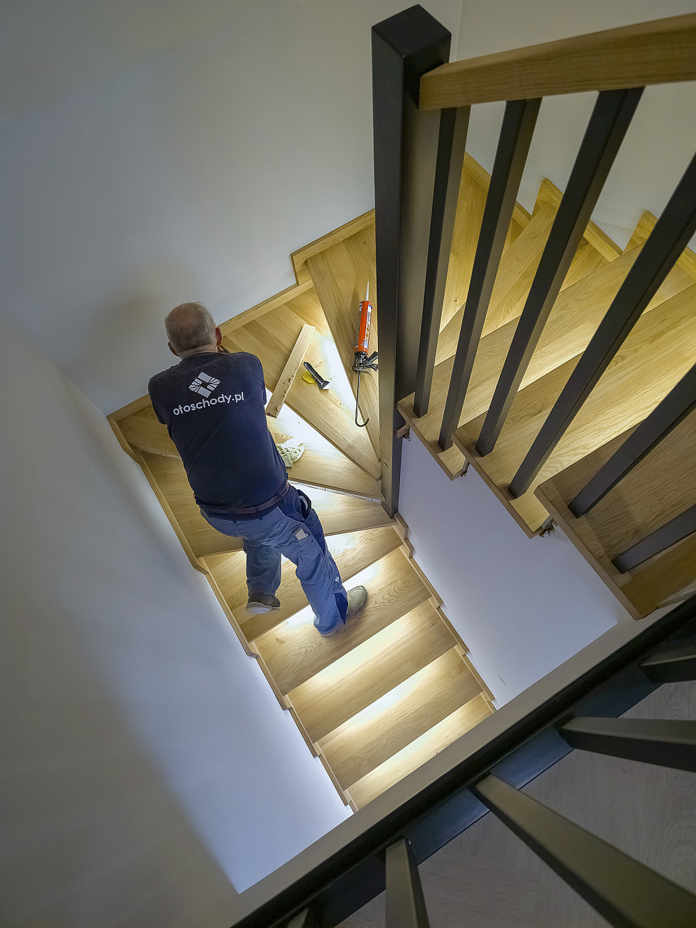 Treppen auf Beton. Installation von hölzernen Eichenstufen auf einer Betonkonstruktion.