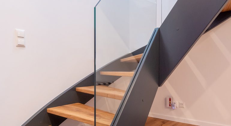 Zweiwangentreppen mit glas gelander, Treppen aus Polen