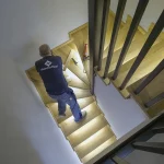 Treppen auf Beton. Installation von hölzernen Eichenstufen auf einer Betonkonstruktion. Treppen aus Polen