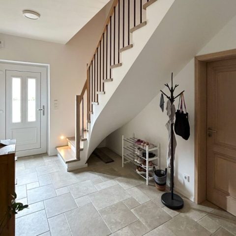 Treppen auf Beton Treppen auf Beton, Holz Handlauf, Eichenstufen